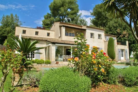 Een prachtige villa, met een unieke ligging en een zeer besloten karakter. Deze villa, gebouwd in de jaren zeventig, was een van de eerste huizen die op deze prachtige heuvel nabij het beroemde stadje Saint-Paul-de-Vence werd gebouwd. En zoals het ge...