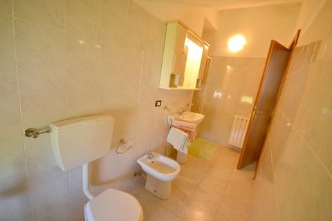 Esta casa está ubicada en una villa sin embargo, donde se sitúan 2 apartamentos en total. Está situado en un gran valle Ligure, el valle Vara. La zona se caracteriza por sus muchos pueblos medievales, castillos y lugares de peregrinación. También pue...
