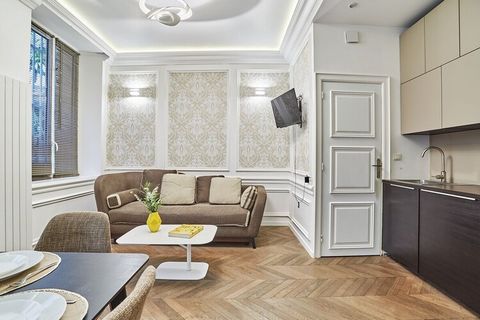 Somptueux appartement neuf dans un immeuble haussmannien situé à deux pas du Musée du Louvre, en plein coeur de Paris, avec de nombreux commerces, cafés et restaurants à proximité. Ce magnifique appartement haut de gamme avec moulures et décoré avec ...