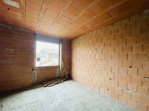 CASEI GEROLA (PV) - centralna lokalizacja przed szkołami. Na sprzedaż nieruchomość w trakcie realizacji, z dwoma prywatnymi ogrodami. Możliwość tworzenia: - dom jednorodzinny o dużych przestrzeniach (280 mkw całkowitej powierzchni mieszkalnej) - dwa ...