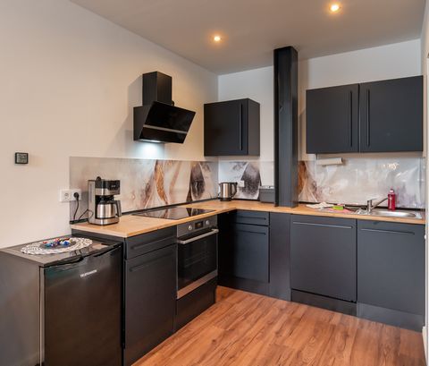 Das Studio Appartment mit 35 qm bietet Ihnen alles was Sie benötigen. Die vollausgestattete Küche verfügt über einen Backofen mit Dunstabzugshaube und eine Spülmaschine. Optional ist eine Microwelle ebenfalls verfügbar. Das Badezimmer ist mit Tagesli...