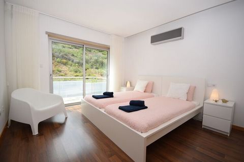 Cette maison de vacances confortable est située dans le village authentique de Salir do Porto. Il offre une belle vue sur la baie de São Martinho do Porto et les environs verdoyants. Depuis la terrasse autour de la piscine commune chauffée, vous avez...