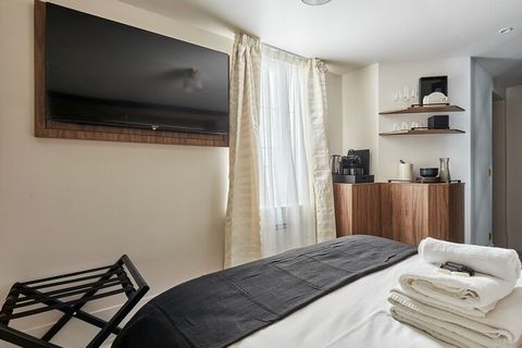 Bienvenue dans notre sublime studio de 17 m2 situé au 4ème étage sans ascenseur au coeur de Paris, à deux pas du Louvre, de nombreux restaurants et du centre de la Ville Lumière. Notre studio est conçu pour accueillir confortablement deux personnes e...
