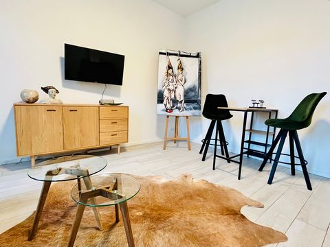 Palais am Steinberg gegenüber der Porzellanmanufaktur. Genieße ein stilvolles Erlebnis in dieser zentral gelegenen Unterkunft, die ich für Dich mit edlen, weichen Materialen funktionell ausgestattet habe.Ein sonniger Balkon und der verzückende Blick ...