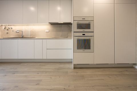 Apresentamos-lhe este deslumbrante apartamento de tipologia T4, pensado para quem procura qualidade, conforto e um design moderno, localizado numa zona nova e em franco crescimento no Montijo. Características Principais: • 4 quartos espaçosos, com ch...