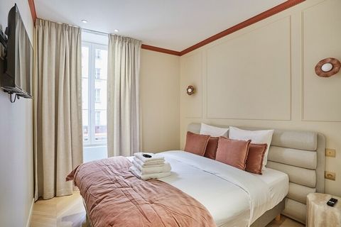Somptueux appartement tout neuf de 3 chambres et 3 salles de bain, entièrement climatisé, (travaux terminés début mai 2024) situé au coeur de Paris, à mi-chemin du Marais, de la rue Montorgueil et de la place des Victoires. Elégant, spacieux, entière...