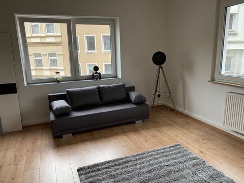 Es handelt sich hier um eine komplett sanierte Wohnung in bester Zentrumslage. Die Wohnung verfügt über ein großes, helles Wohnzimmer, ein Schlafzimmer, eine Küche mit moderner Einbauküche sowie einem neuen Bad mit Badewanne, Waschtisch und WC. Die W...