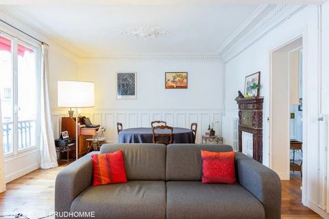 un appartement de 1 chambre, pour deux personnes, meublé à louer en bail mobilier. Il est en parfait état, calme et lumineux. Il est ainsi disposé : une entrée ; une salon (canapé, table basse, bibliothèque, ...) avec espace salle à manger, un espace...