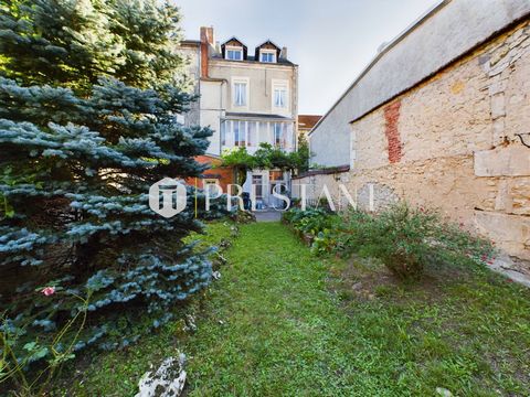 Maison de famille ou immeuble de rapport pour ce bel ensemble immobilier d'environ 380m² au total (213m² habitables) ayant conservé ses prestations anciennes dans le centre de Périgueux. Idéalement situé à 10mn à pied de la gare et à 300m du centre h...