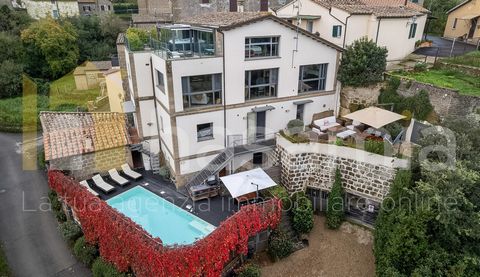 Questa straordinaria villa si trova nel borgo medievale di San Quirico, frazione di Sorano (GR), un’affascinante località della Toscana. Costruita nel 2004 e ristrutturata con materiali di altissima qualità e rifiniture di design, la proprietà è un v...