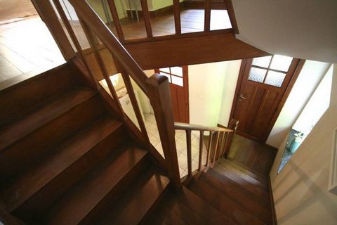 Cette maison de vacances dispose de 3 chambres et peut accueillir 8 personnes, idéal pour 1 ou 2 familles. Situé dans une zone boisée, à 1 km du village d'Alle-sur-Semois. Dans le village se trouve un centre de loisirs où vous pouvez jouer au billard...