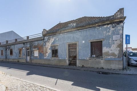 EXCELENTE OPORTUNIDADE! Moradia bem localizada no Montijo, a necessitar de obras.  Próximo a Autoestrada, centro comercial, escolas e paragem de autocarro para Lisboa e Setúbal. Compondo-se de rés de chão para habitação e comércio. Área total: 656 m2...