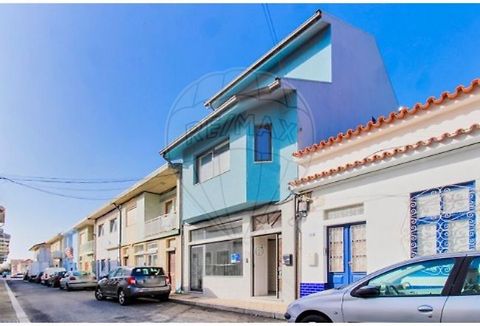 Prédio totalmente Renovado na segunda linha de Praia da Aguda  PT/GB Este edifício foi totalmente recuperado e renovado em 2018 para ser utilizado como AL.   Com uma orientação solar Nascente /Poente, este prédio tem a seguinte distribuição:   O R/C,...