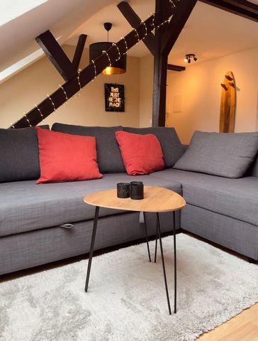 Willkommen in unserer liebevoll eingerichteten Dachgeschosswohnung, mitten im Herzen von Dresden! Diese charmante Wohnung bietet Ihnen nicht nur eine gemütliche Atmosphäre, sondern auch die perfekte Ausgangslage, um die Schönheit der Stadt zu entdeck...