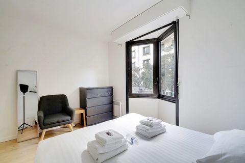 Il s'agit d'un appartement de 51m² au 1er étage avec ascenseur, situé à seulement 10 minutes à pied des métros. Il se compose de: - Une cuisine équipée et fonctionnelle : frigidaire, plaques de cuisson, machine à café, grille-pain, bouilloire etc. - ...