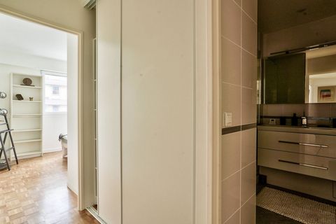 Sublime logement de 55m2 situé au deuxième étage, dans un quartier calme et facilement accessible. Appartement bien espacé, vous apprécierez le confort du logement, les nombreux équipements et la tranquillité.