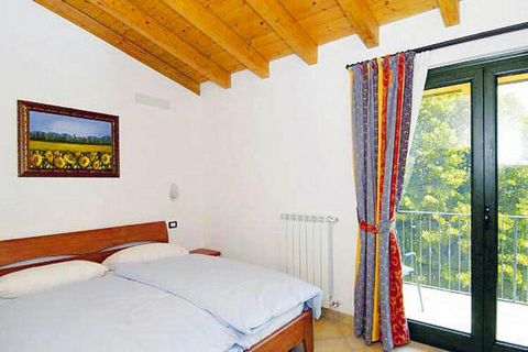 Rodzinny biznes w spektakularnej lokalizacji nad jeziorem, na zachodnim brzegu między Limone a Tignale. Każdy apartament posiada balkon lub taras, z którego roztacza się wspaniały widok na jezioro i masyw Baldo. Kuchenka z piekarnikiem to część nowoc...